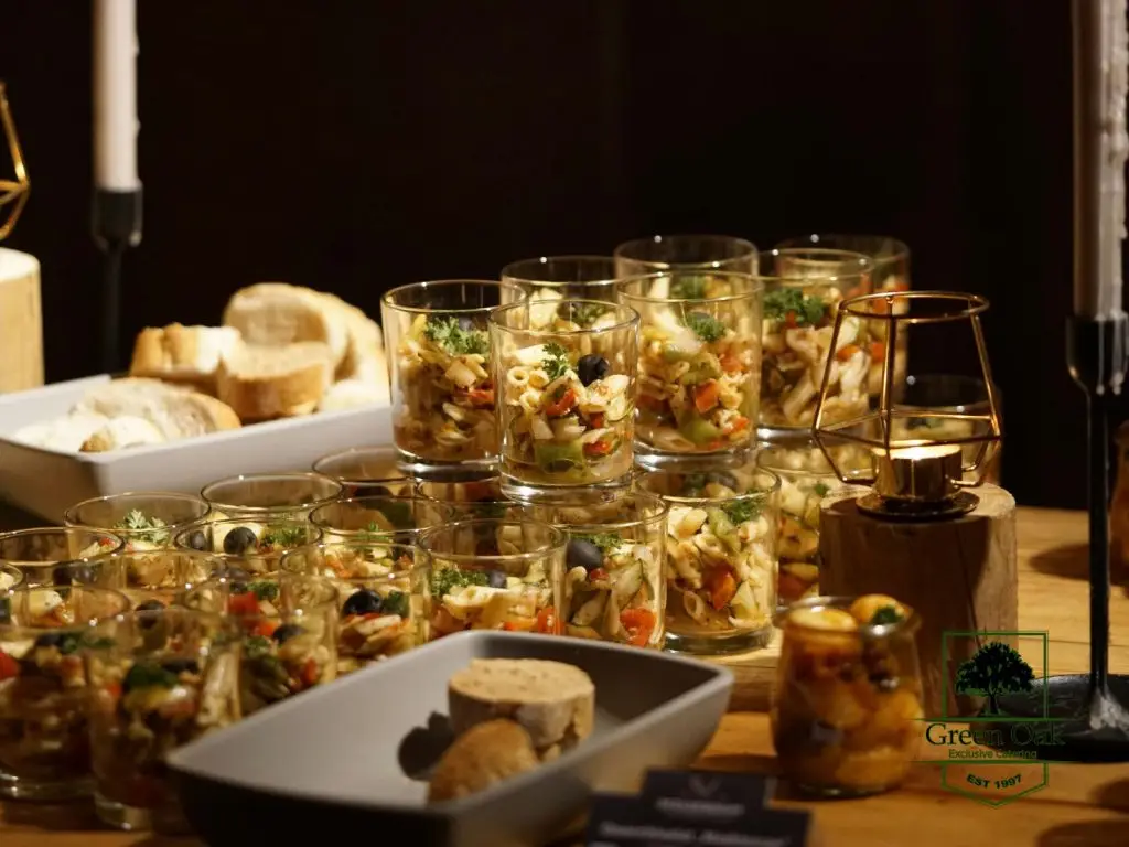 Verfijnd buffet met decoratieve opstelling, glazen potjes en kaarslicht