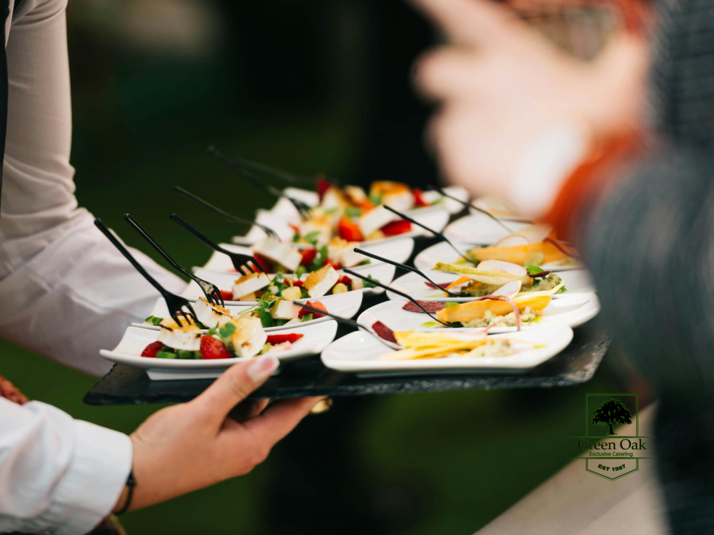 Verfijnde walking dinner hapjes geserveerd op schaal tijdens receptie