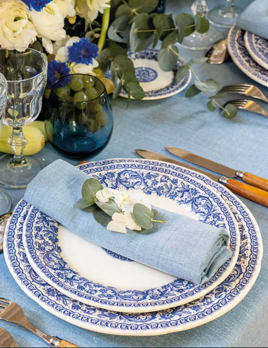 Luxe tafelsetting met verfijnd servies voor chef aan huis